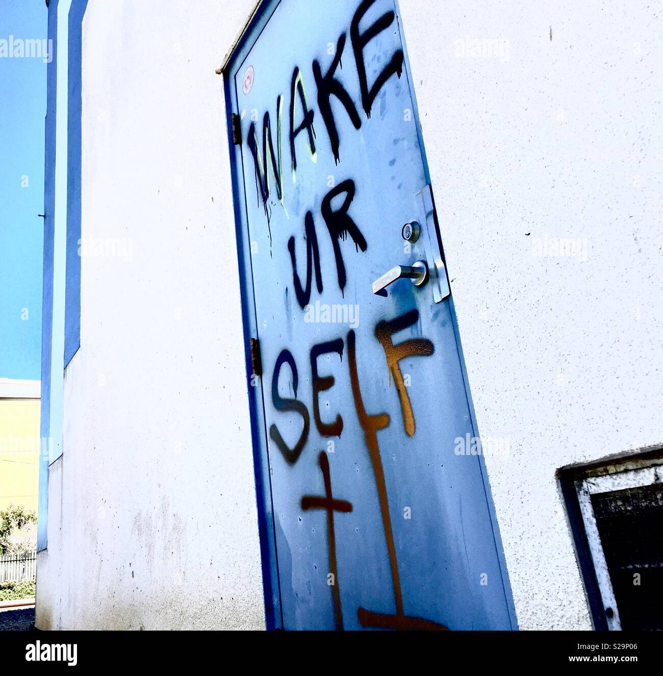 Graffiti auf blaue Tür in Emeryville, Kalifornien, USA. Stockfoto