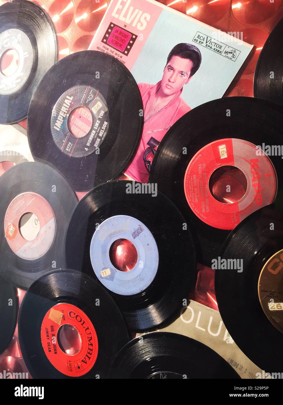 Vintage 45s in einem Display mit Elvis Presley Plattencover, USA Stockfoto