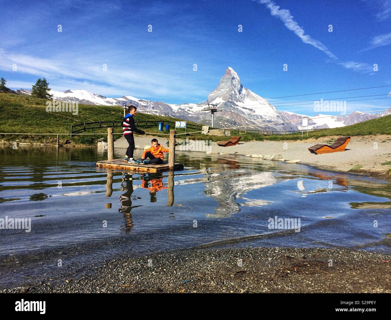 Zwei childs Kreuzung Leisee See, Sunegga, Rothorn Paradise: einer der fünf Seen Ziel um Natterhorn Peak in Zermatt, Schweiz, Europa Stockfoto