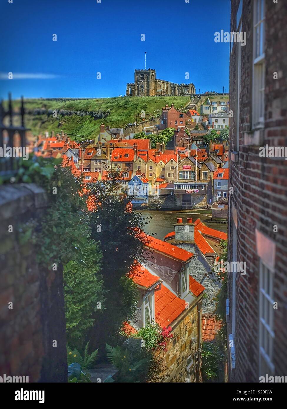 St Marys Church und Whitby Town North Yorkshire England Großbritannien Großbritannien Großbritannien Großbritannien Großbritannien Großbritannien Großbritannien Großbritannien Großbritannien - Smartphone-aufgenommenes Stockfoto