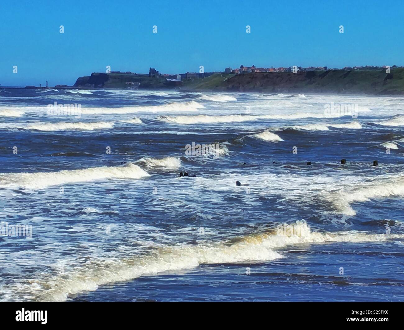 Hochwasser Sandsend in der Nähe von Whitby North Yorkshire Whitby North Yorkshire England Großbritannien Großbritannien Großbritannien Großbritannien Großbritannien Großbritannien - Smartphone-aufgenommenes Stockfoto