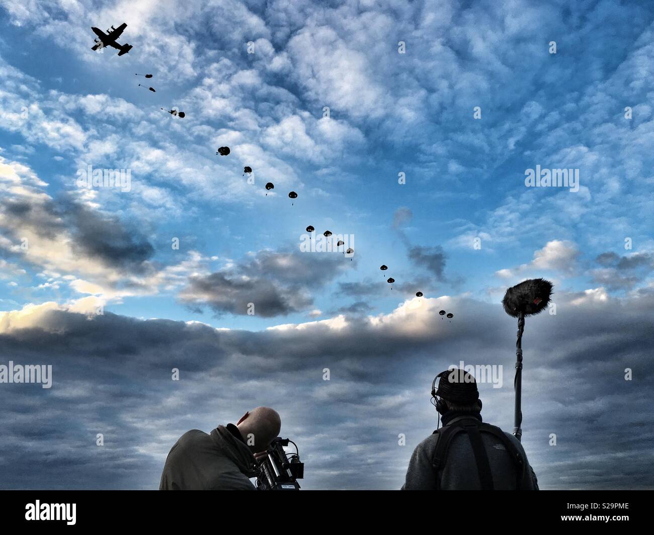 Kamera Crew bei der fallschirmjäger springen aus einem Flugzeug auf der Suche Stockfoto