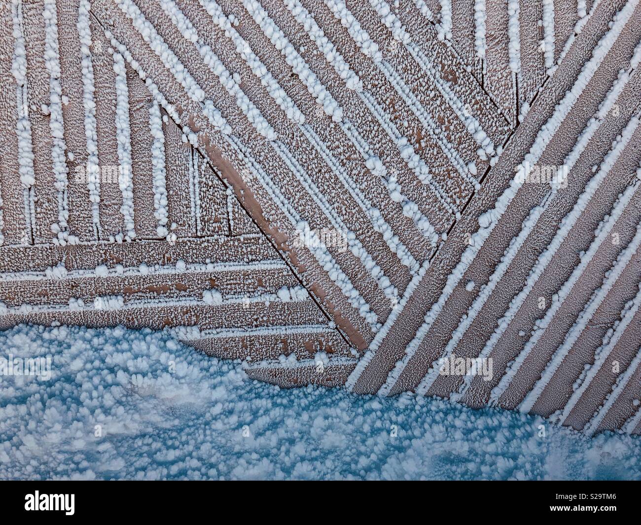 Schnee bis gegen Gebäude Stockfoto
