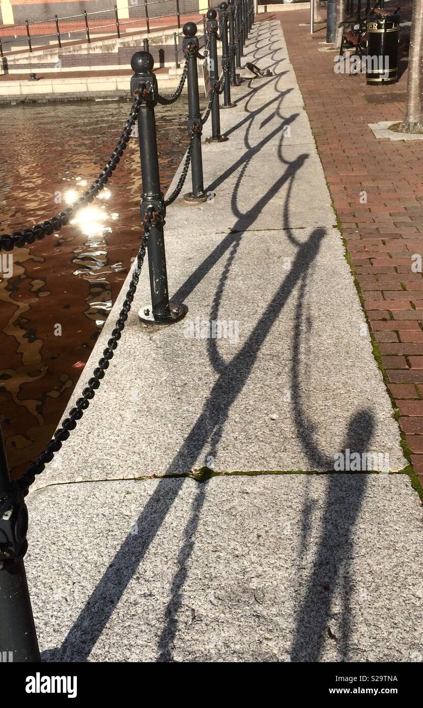 Schatten der Geländer, Salford Quays Stockfoto