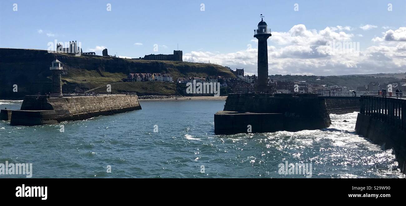 Pier Leuchtturm Whitby Abbey & Kirche - Smartphone-aufgenommenes Stockfoto