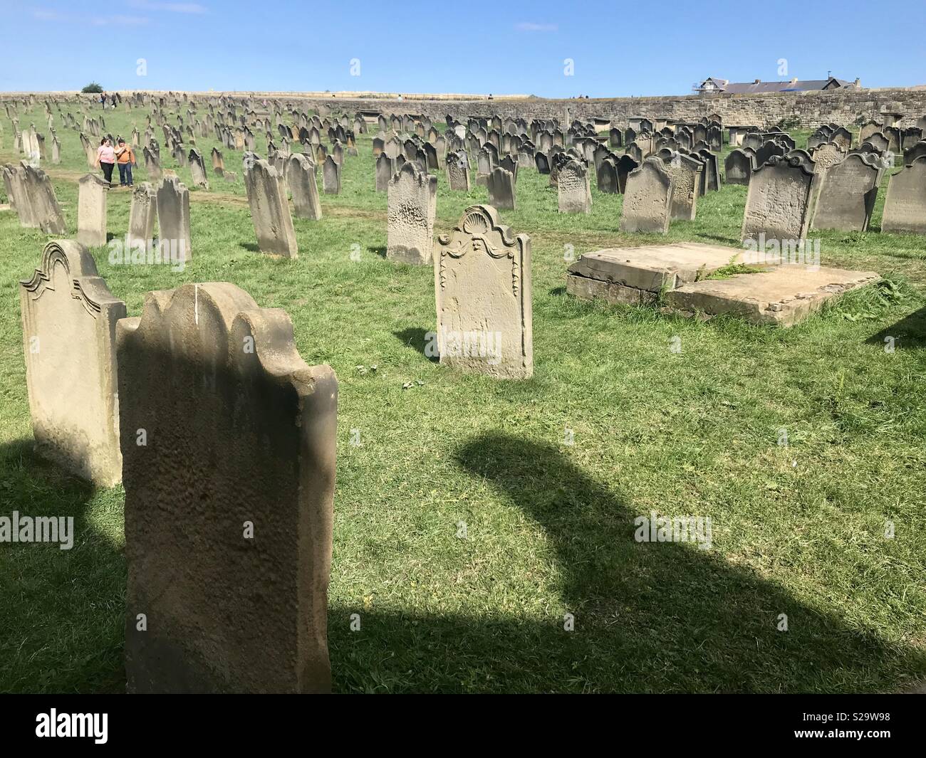 Whitby Kirche Friedhof - Smartphone-aufgenommenes Stockfoto