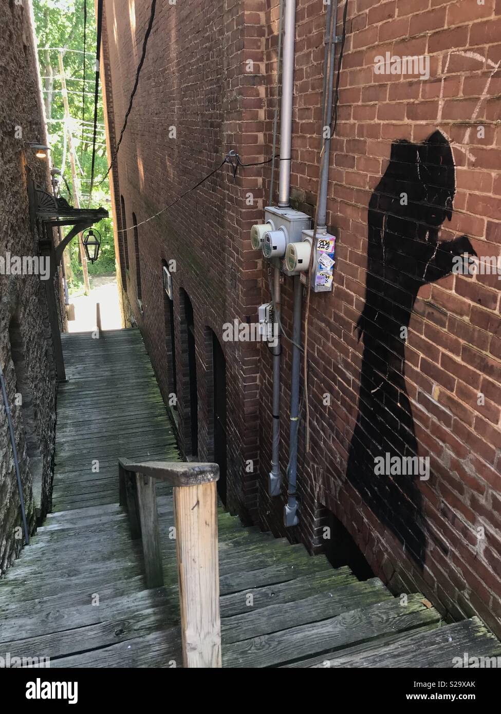 Schleichender Schatten an der Wand im Eureka Springs Historic District, Arkansas Stockfoto