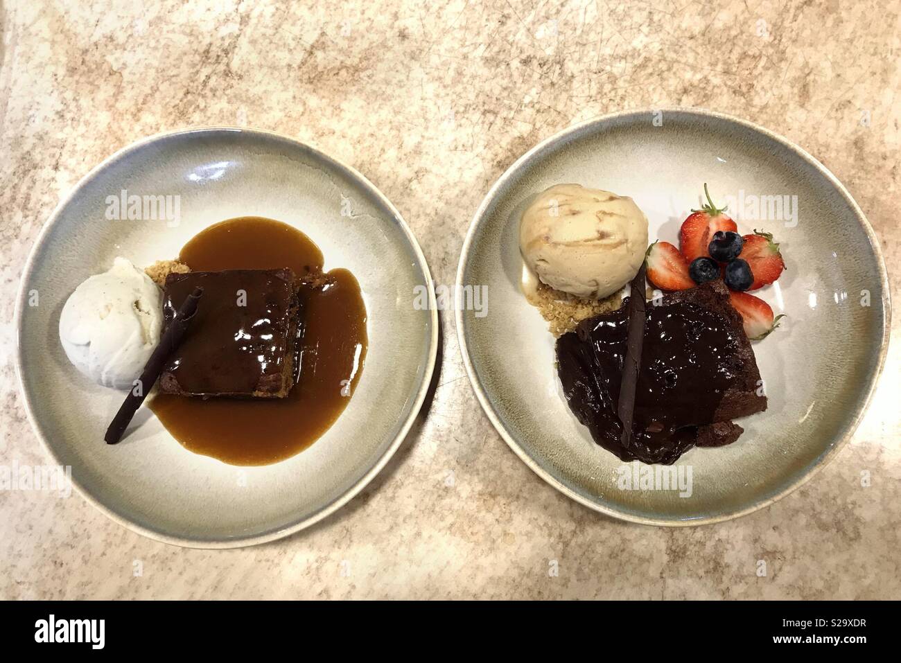 Chocolate Brownie und Sticky Toffee Pudding wüste Schalen zusammen Stockfoto