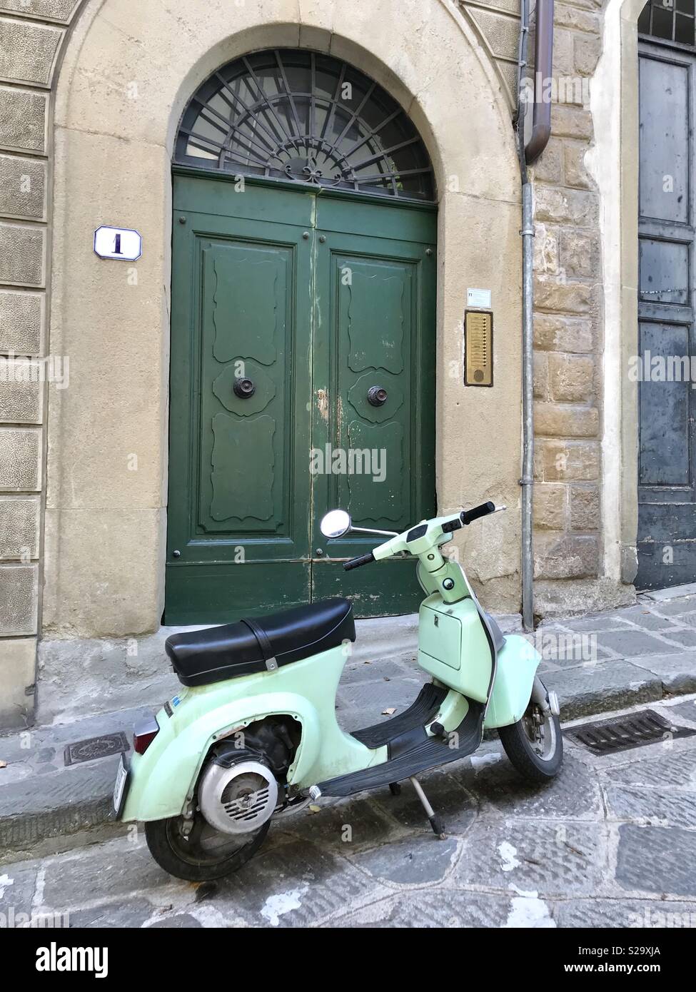 Moped Geparkt auf einem italienischen Straße Stockfoto