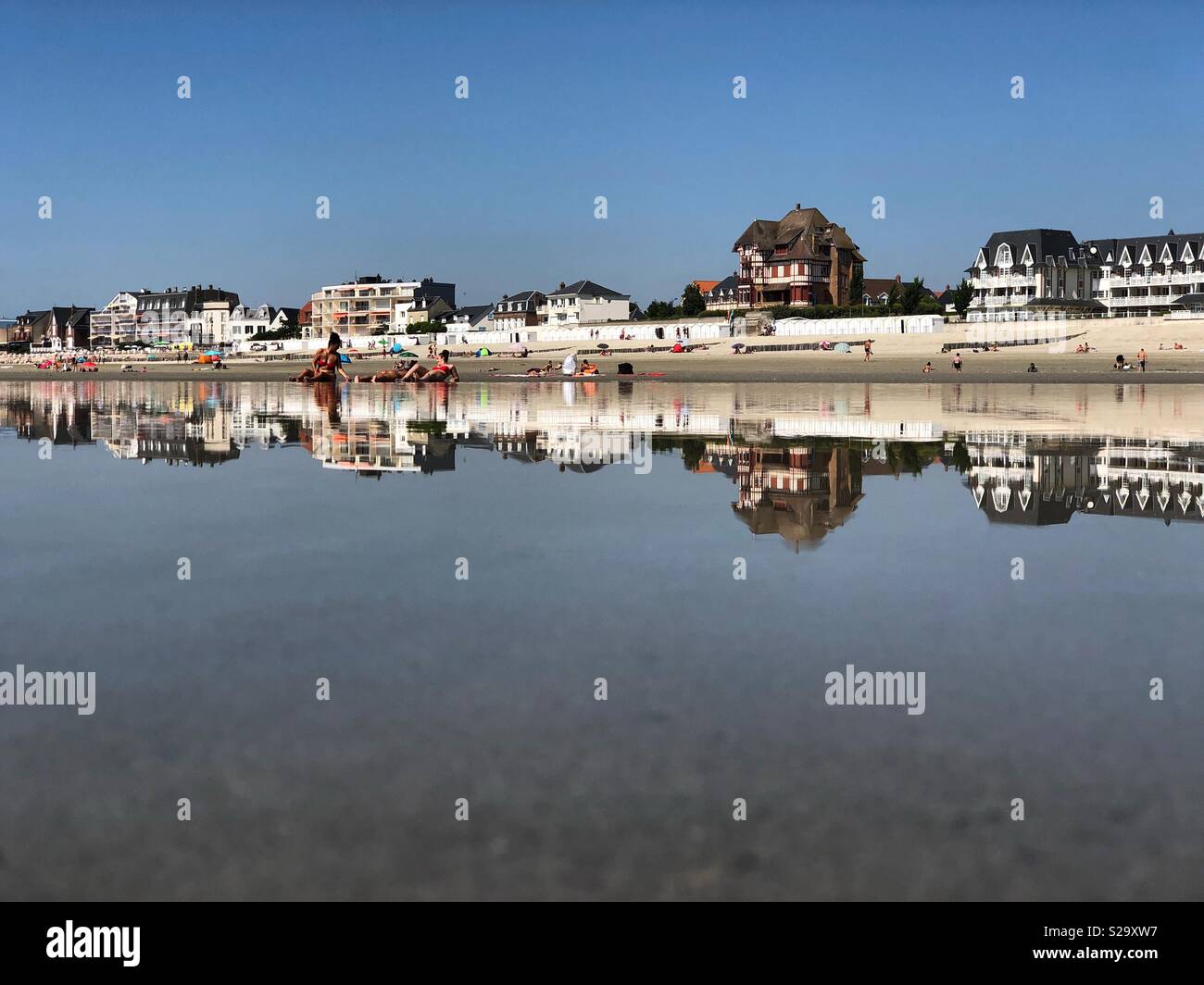 Der Badeort Le Crotoy spiegeln sich in einer Rock Pool. Stockfoto