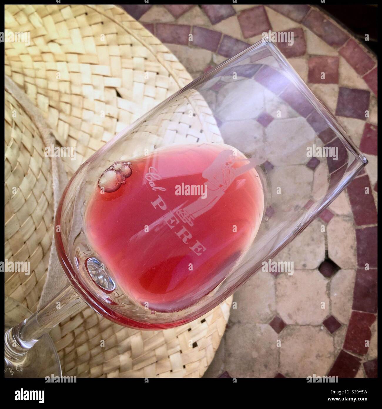 Vor der Gärung Stichprobe von Syrah rosé nach 2,5 Stunden Hautkontakt, Katalonien, Spanien. Stockfoto