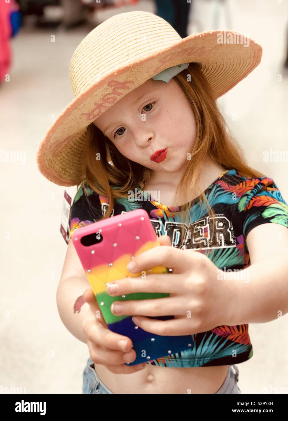 Junge 7 Jahre altes Mädchen ein selfie Foto von sich Stockfoto
