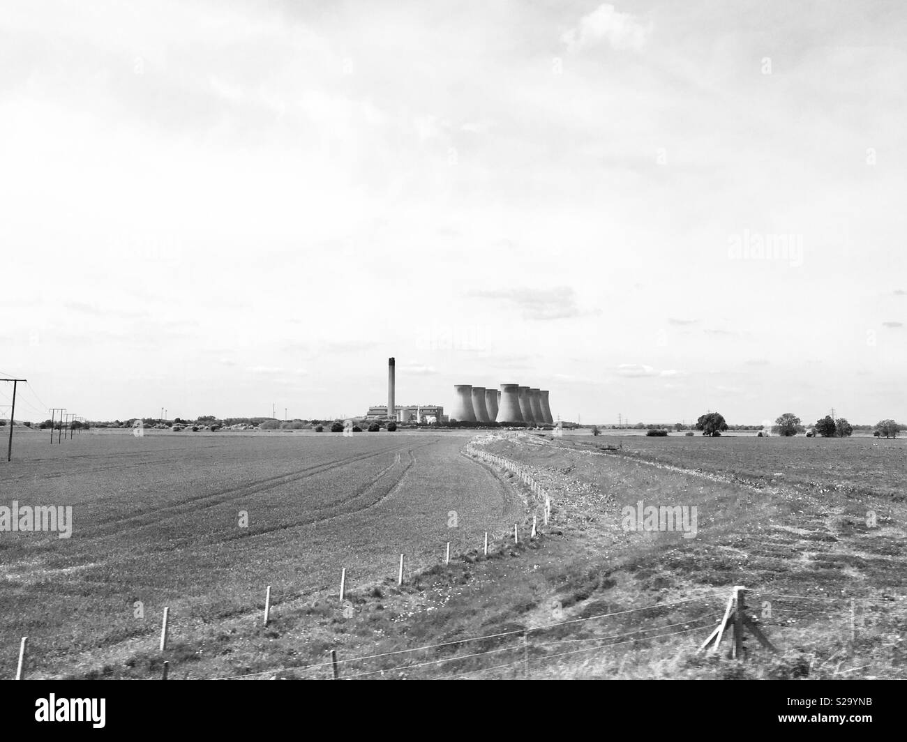 Hommage an Snake River (Stadt/Land im Norden Osten) - Kühltürme und Zaun, Teesside, England Stockfoto