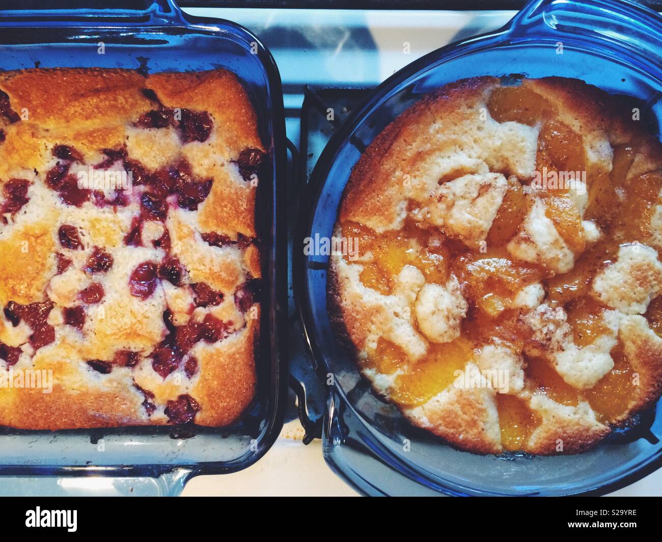 Hausgemachtes Brot und Cranberry Auflauf. Stockfoto