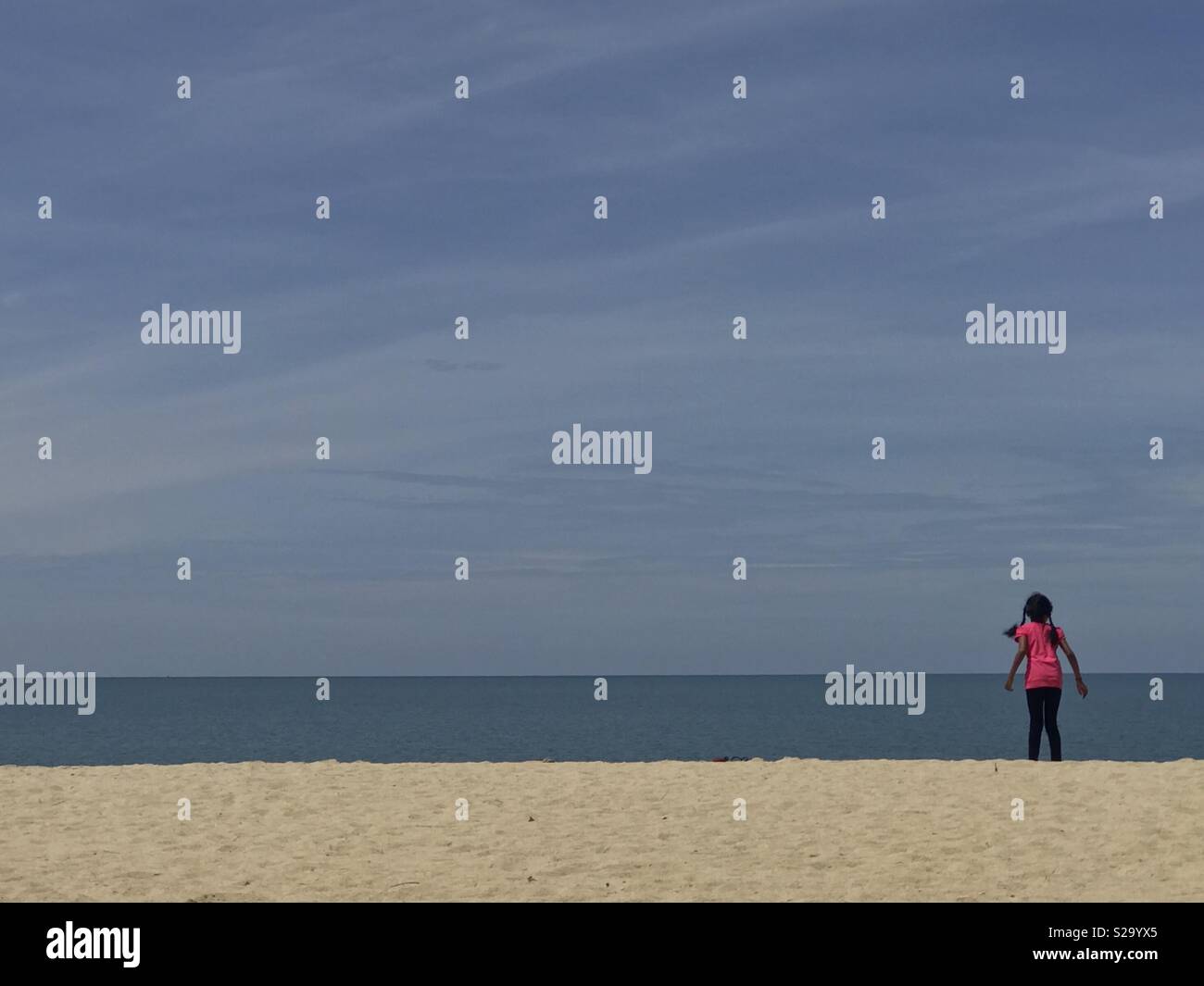 Ein kleines Mädchen am Strand Kuantan Malaysia Stockfoto