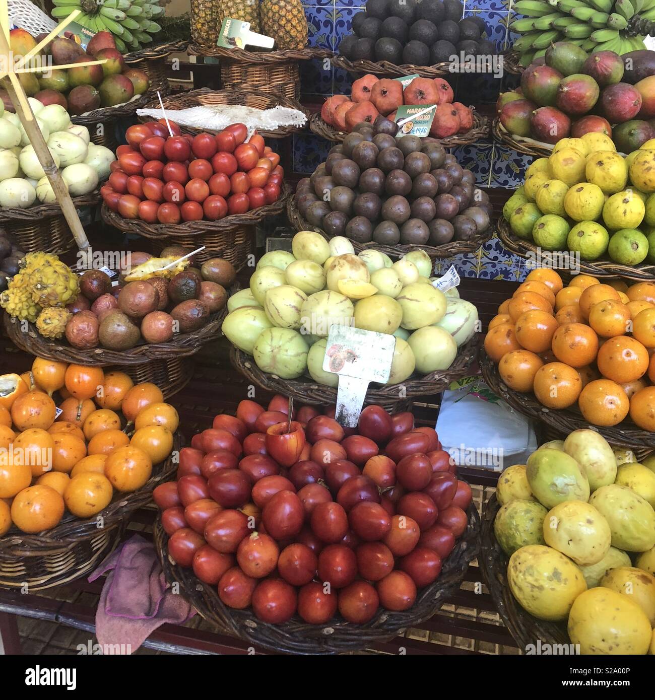 Obstmarkt Madeira - Exotische Früchte Stockfoto