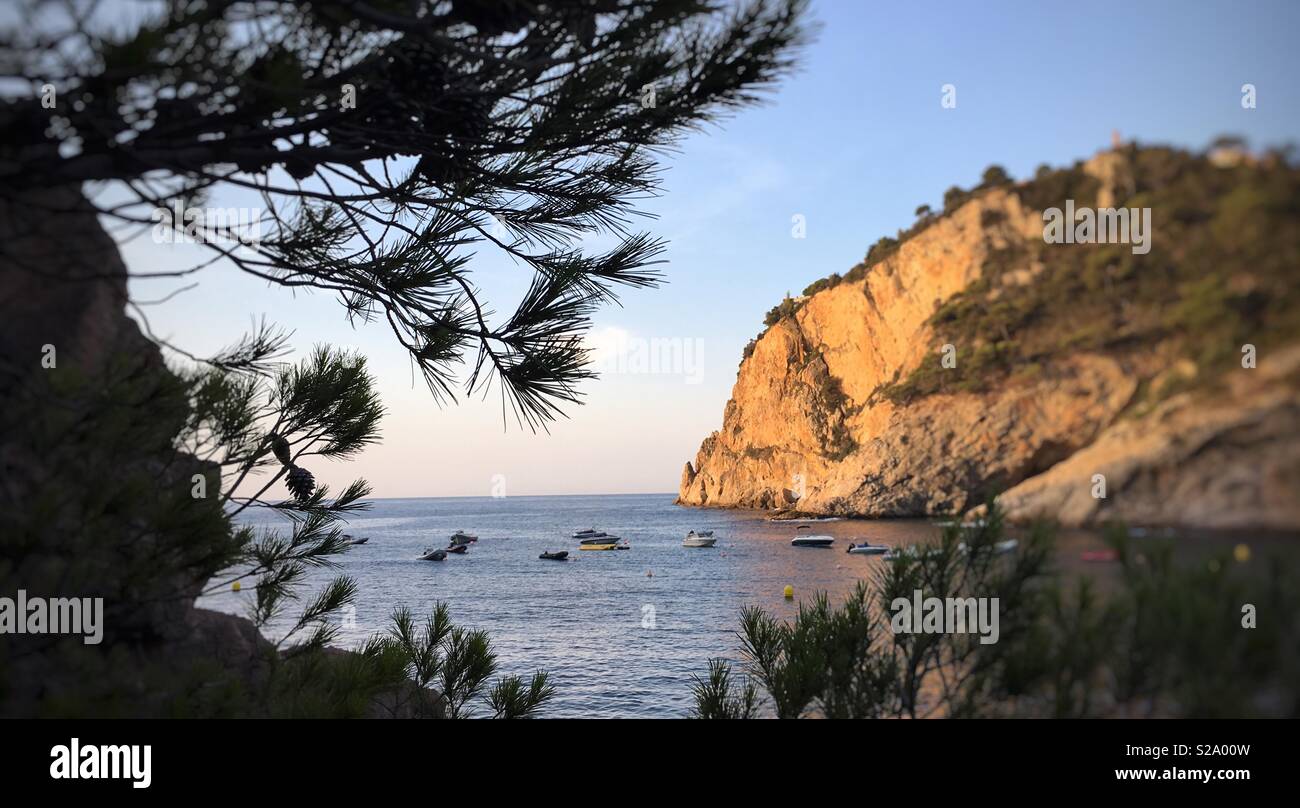 Kleine Bucht mit Booten an der Adria Küste - Smartphone-aufgenommenes Stockfoto