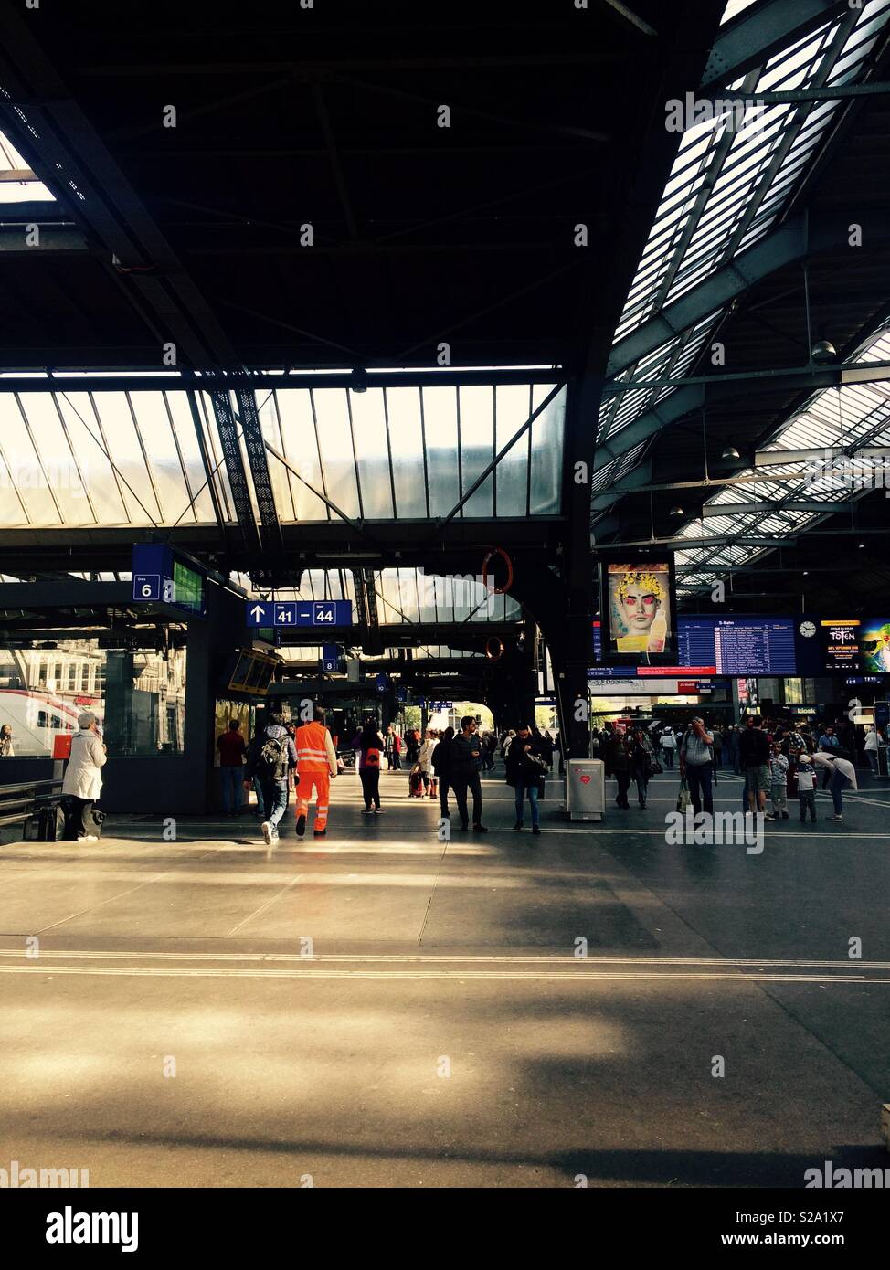 Zürich Hauptbahnhof oder Hauptbahnhof in der Schweiz während der hektischen Tageszeiten und des Rauschens der Pendler zwischen den Zügen Konzepttransport - Smartphone-aufgenommenes Stockfoto