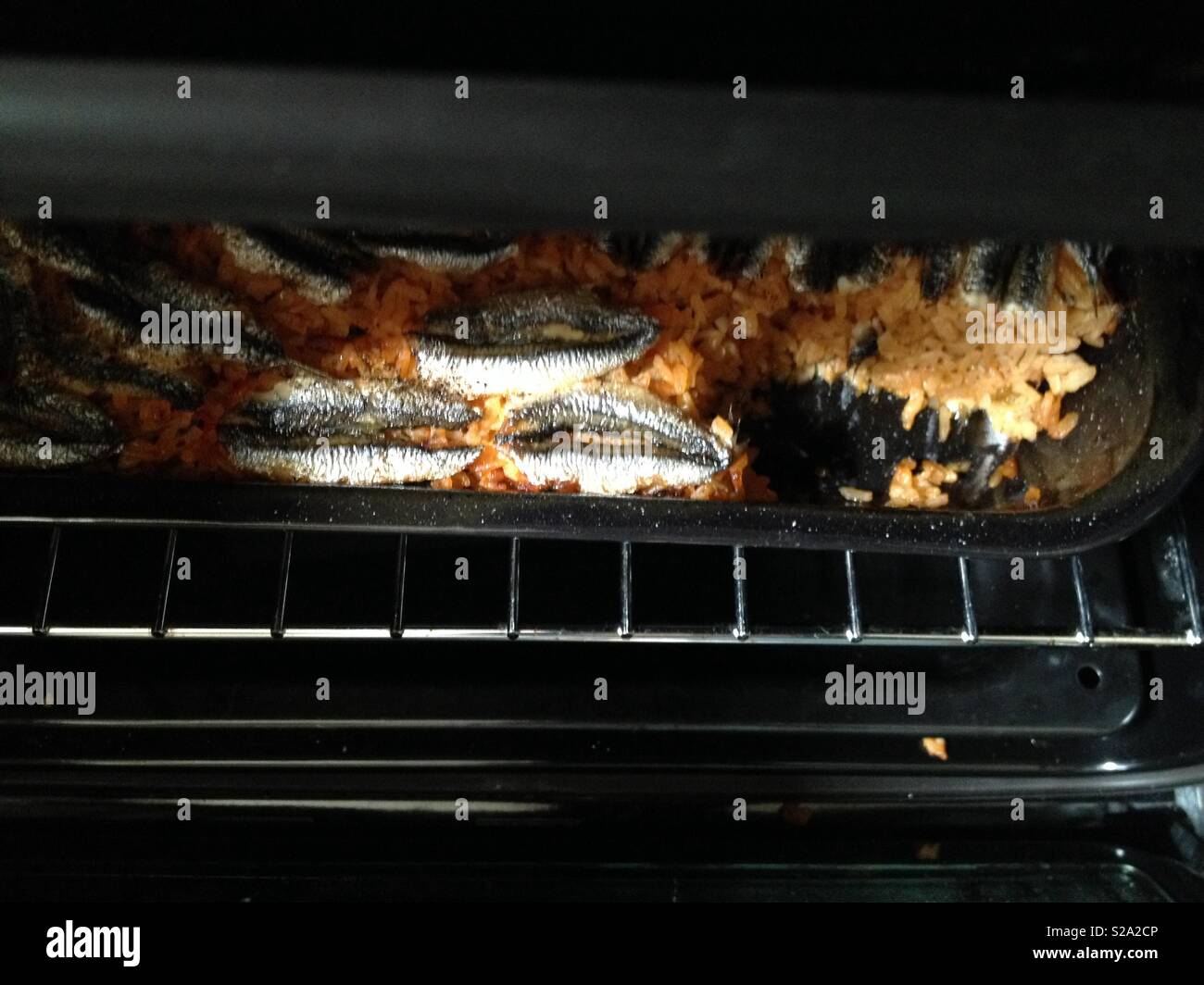 Whitebait und Reis - Smartphone-aufgenommenes Stockfoto
