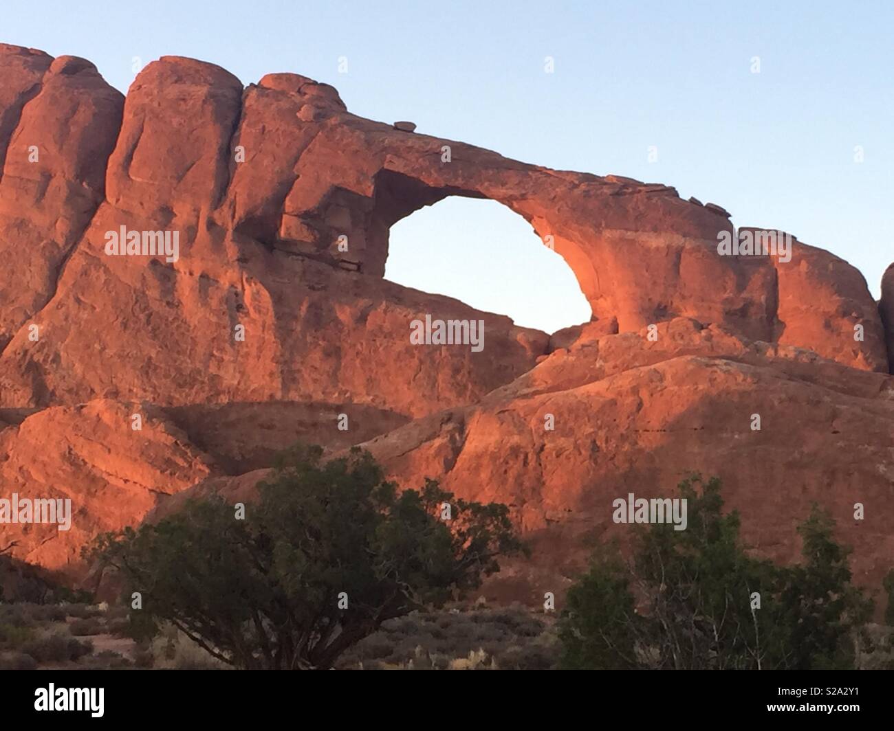 Skyline Arch im Arches National Park, Moab, Utah. Stockfoto