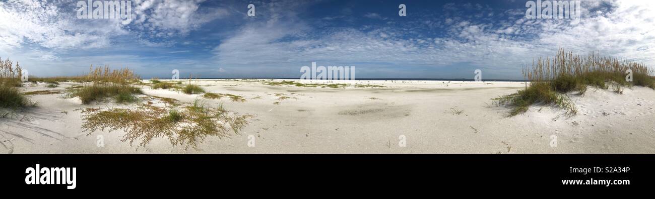 Ein Panorama von einem breiten weißen Strand am Golf von Mexiko Stockfoto