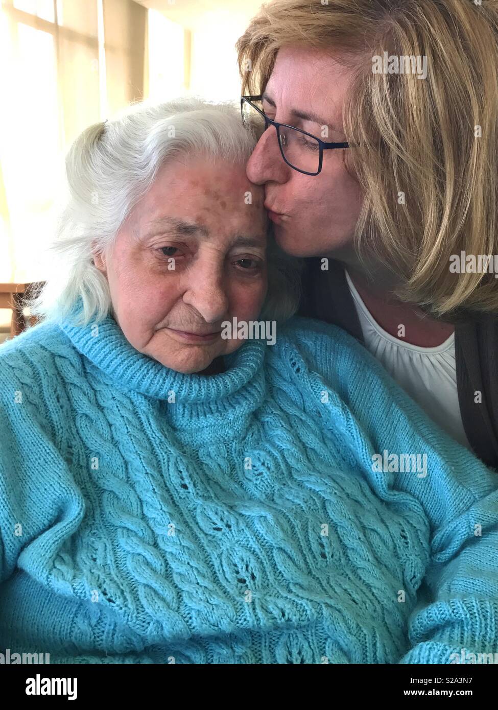 Reife Frau küssen und alte Dame Stockfotografie - Alamy