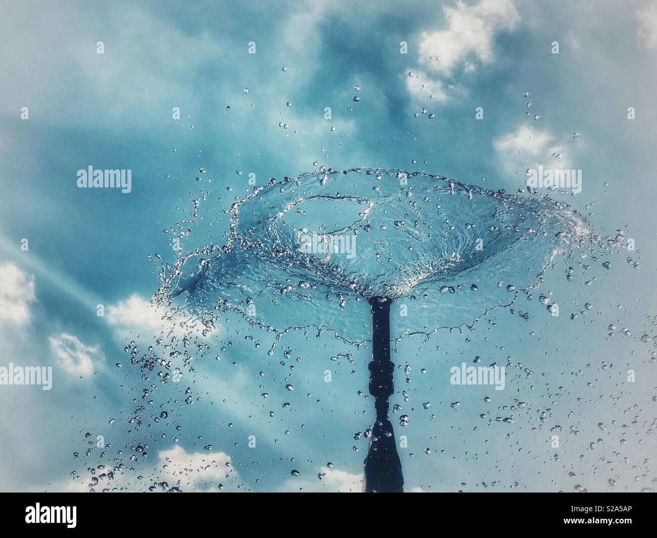 Suchen unter einem Brunnen - Smartphone-aufgenommenes Stockfoto