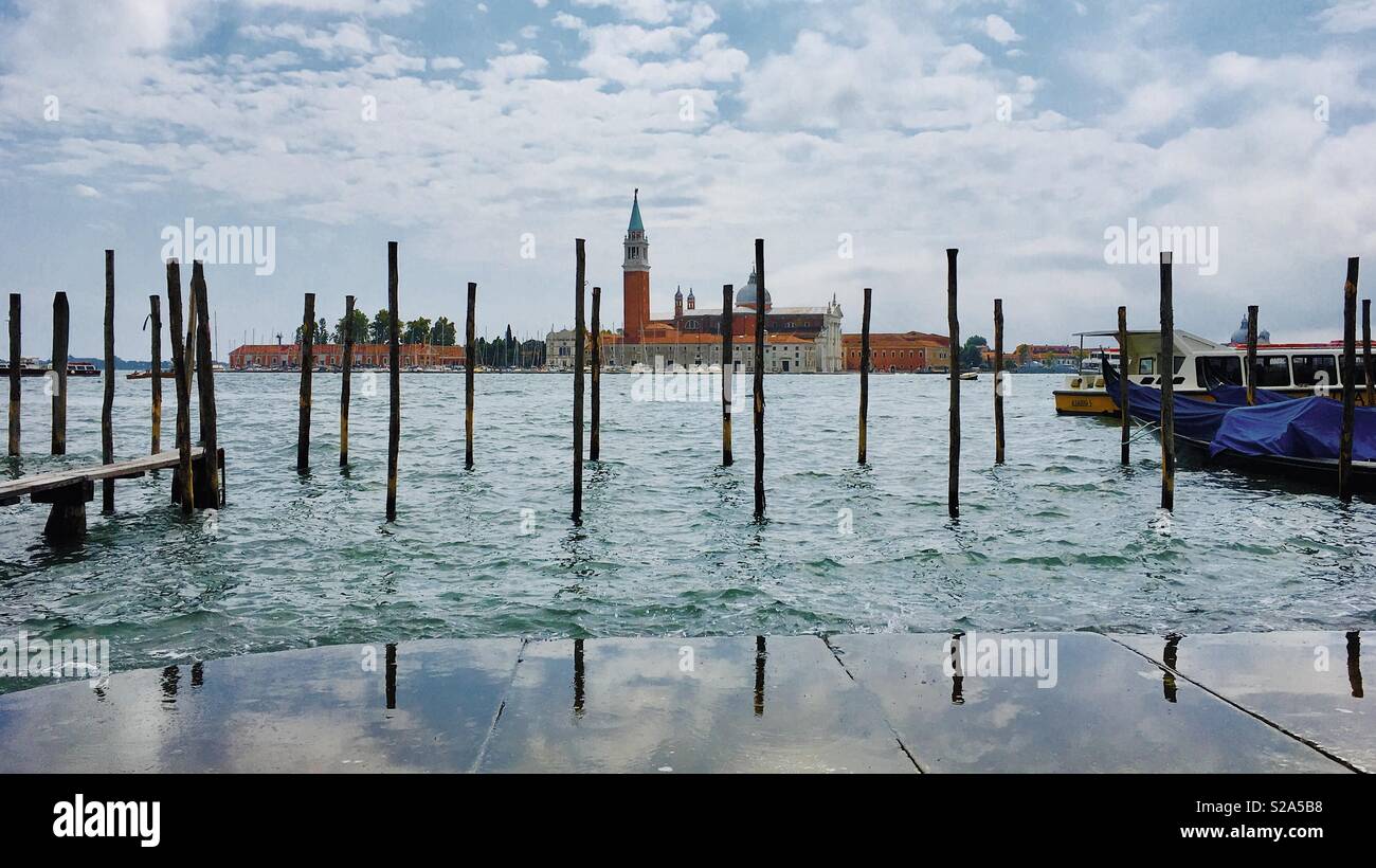 Die Insel San Giorgio Maggiore und dem Glockenturm von der Gondeln Docking von San Marco Pier gesehen. Venedig, Italien, 1. September 2018. Stockfoto