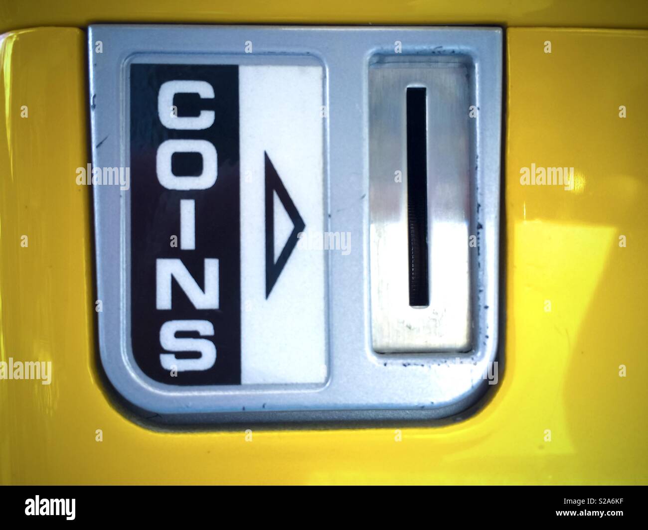 Münzen am Automaten Stockfoto