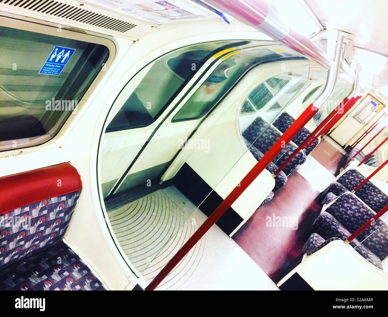 Der Bakerloo Line U-Bahn Wagen in einem Winkel ohne Menschen Stockfoto