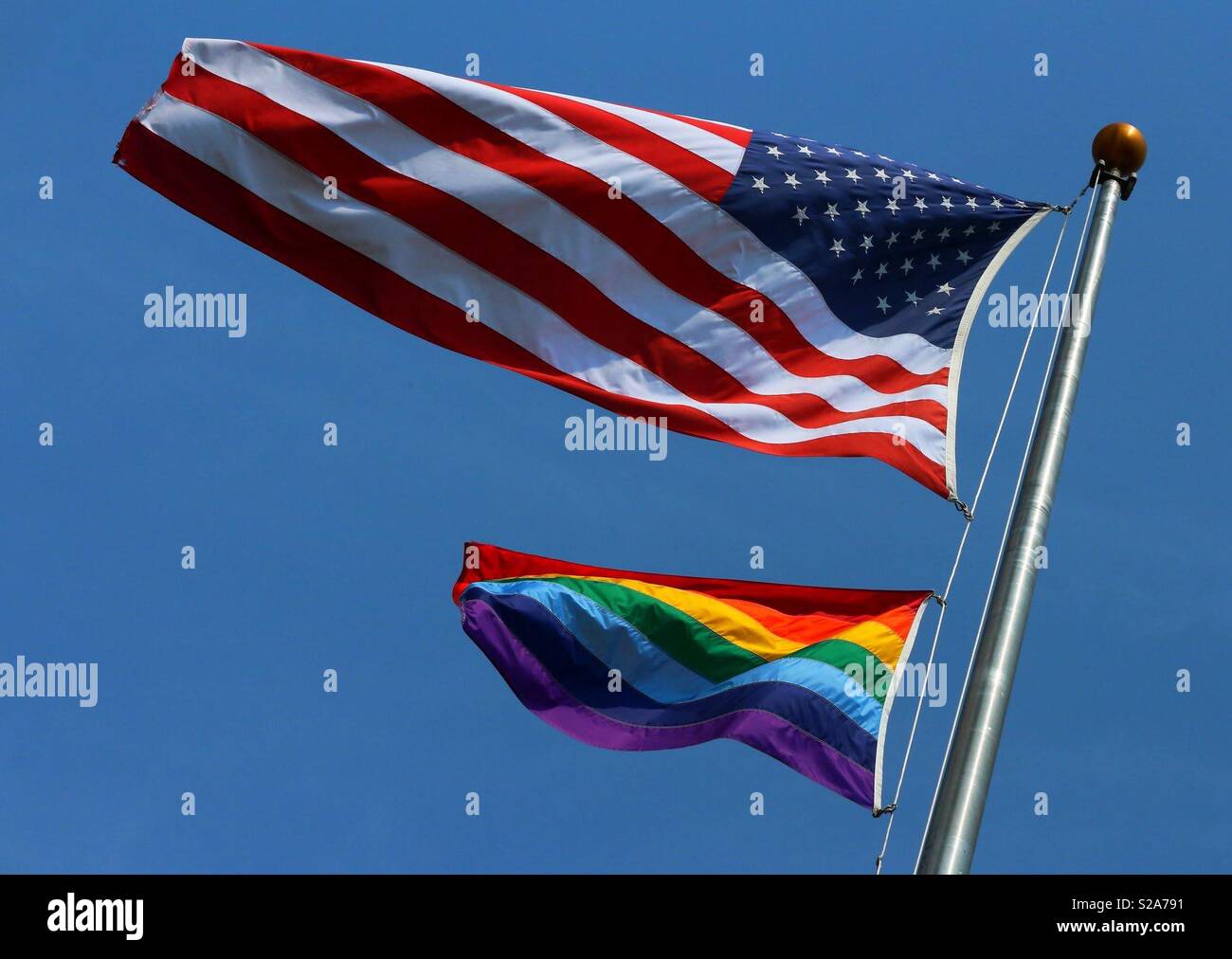 Amerika & LGBT-Flags Flying Stockfoto