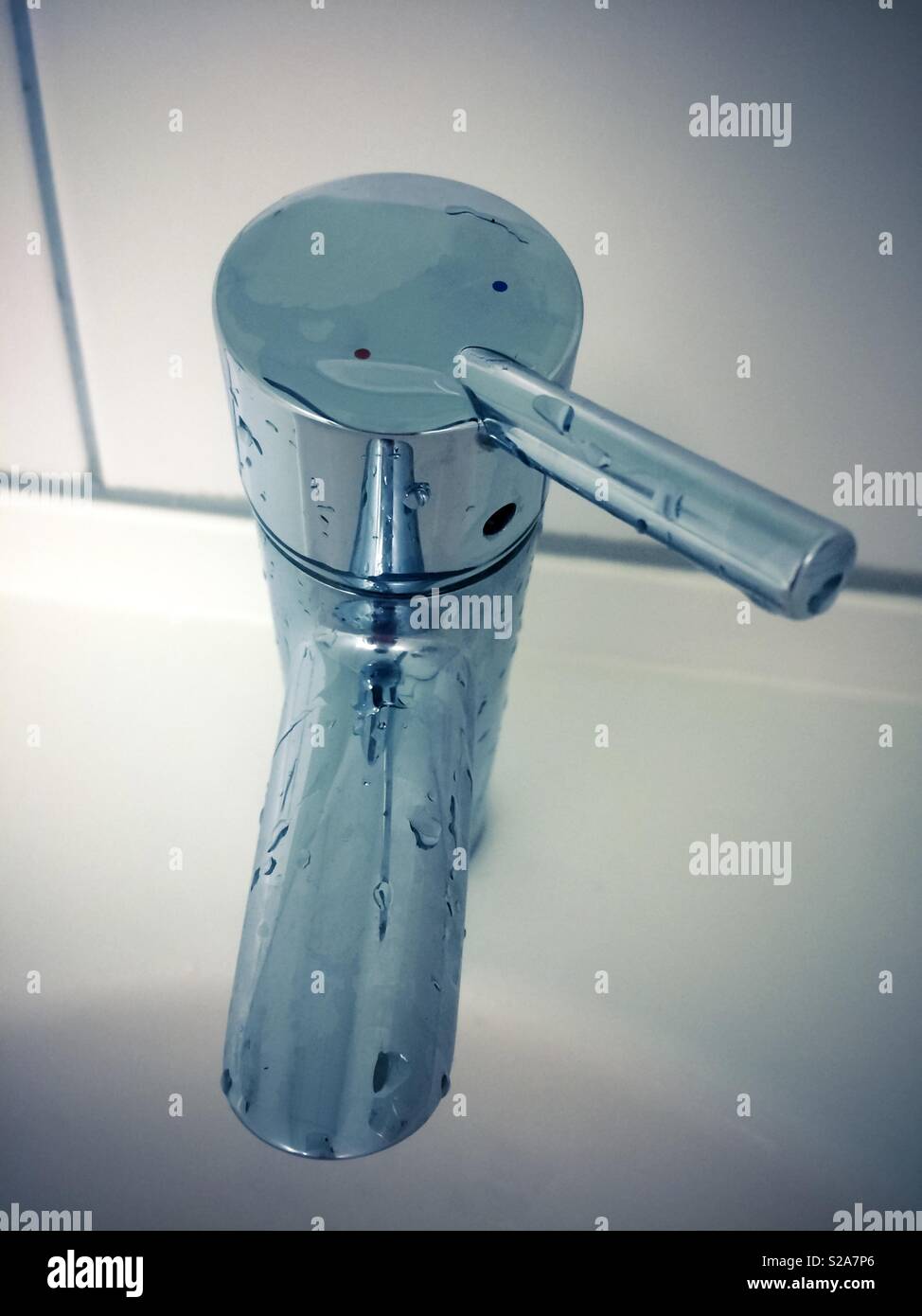 In der Nähe von Wasser mit einem Tropfen Wasser, tippen Sie darauf. Gesichter auf Objekte - Smartphone-aufgenommenes Stockfoto