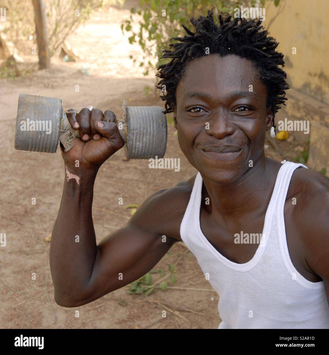 Junge gambischen Mann fit weightlifting Stockfoto