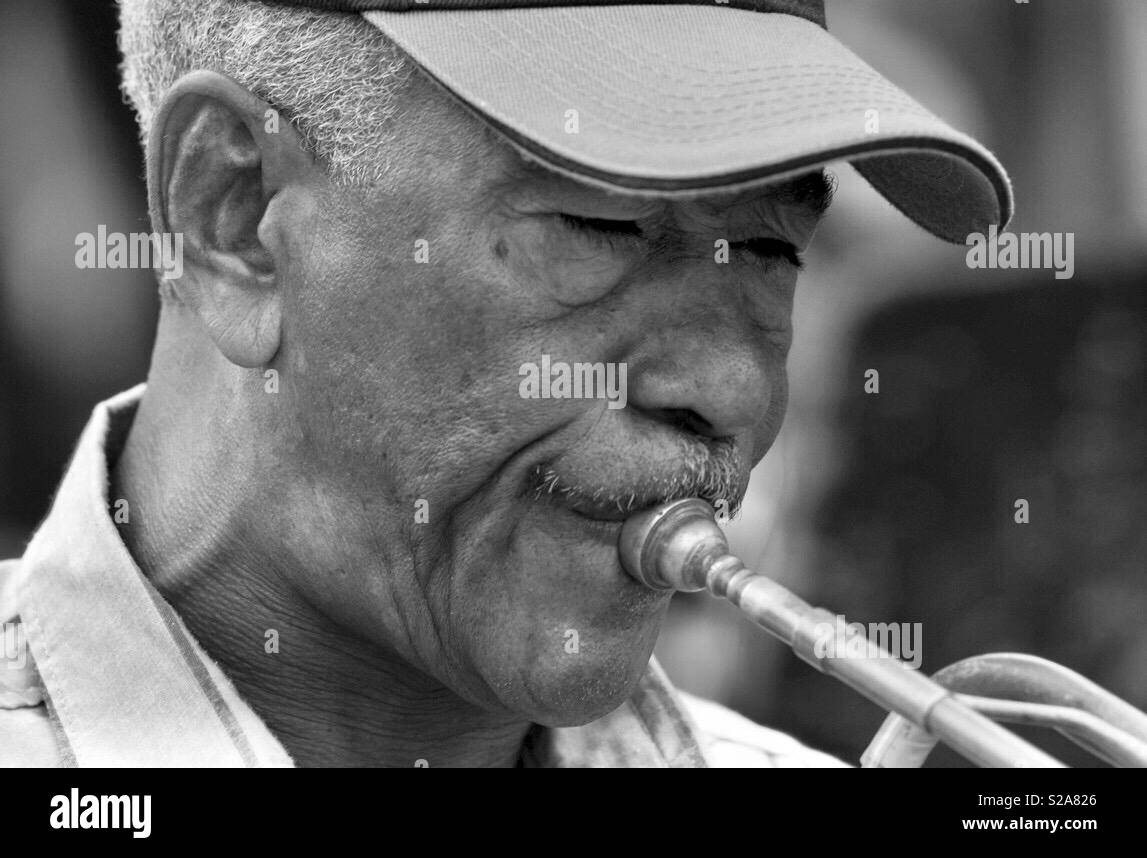 Alte jazzigen Kubanischen mann Trompete spielen in Trinidad Kuba Stockfoto