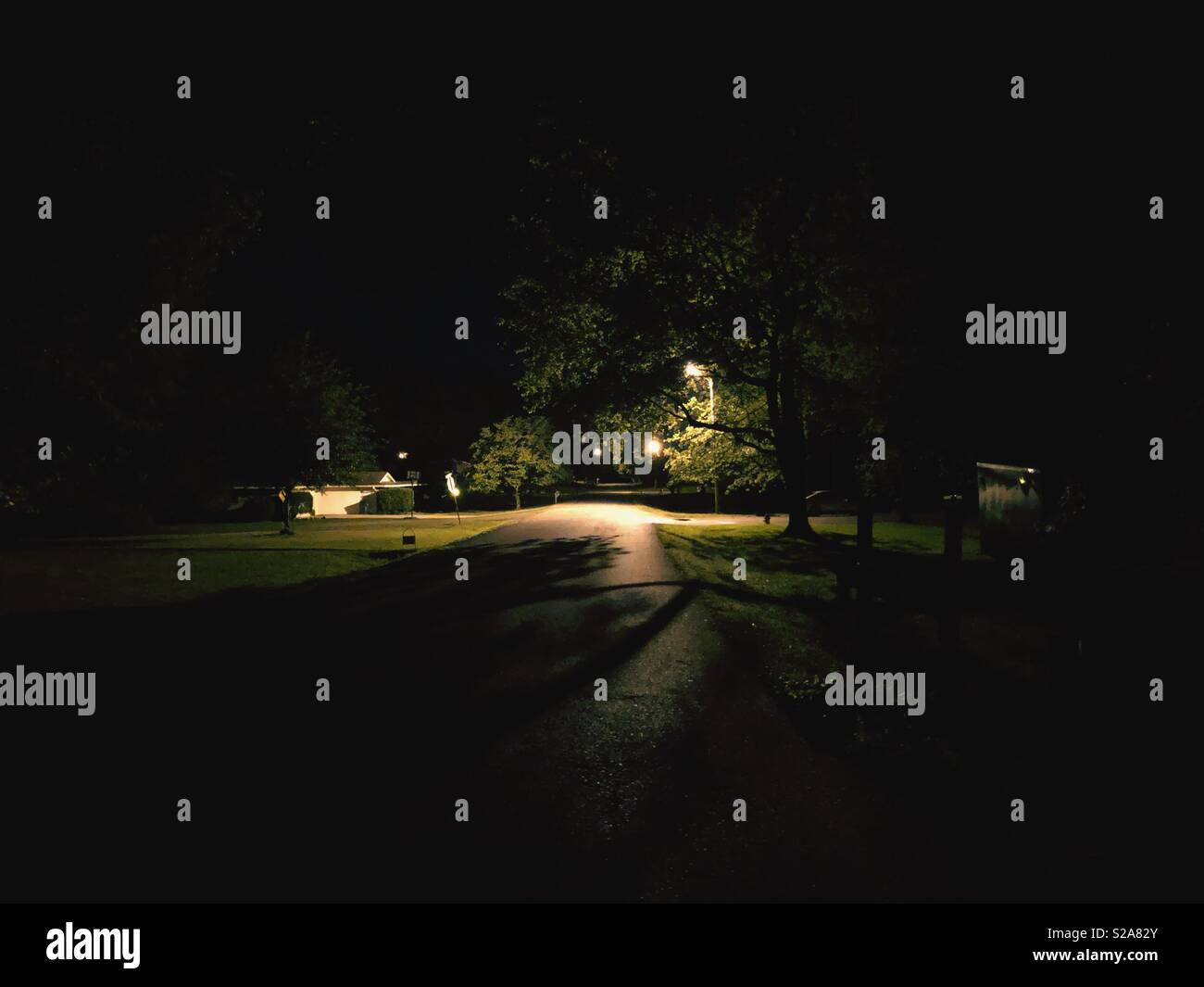 Eine einsame Straße auf einer verschlafenen Alabama Nacht Stockfoto