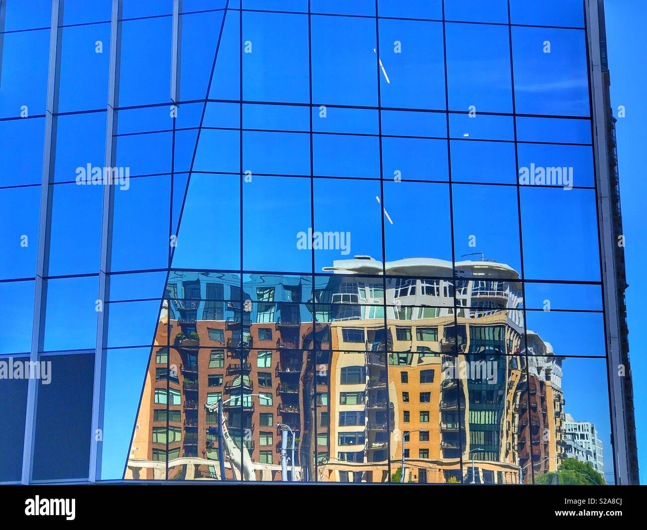 Reflexionen eines Hochhauses in einem Gebäude im Bau in Seattle, Washington - Smartphone-aufgenommenes Stockfoto