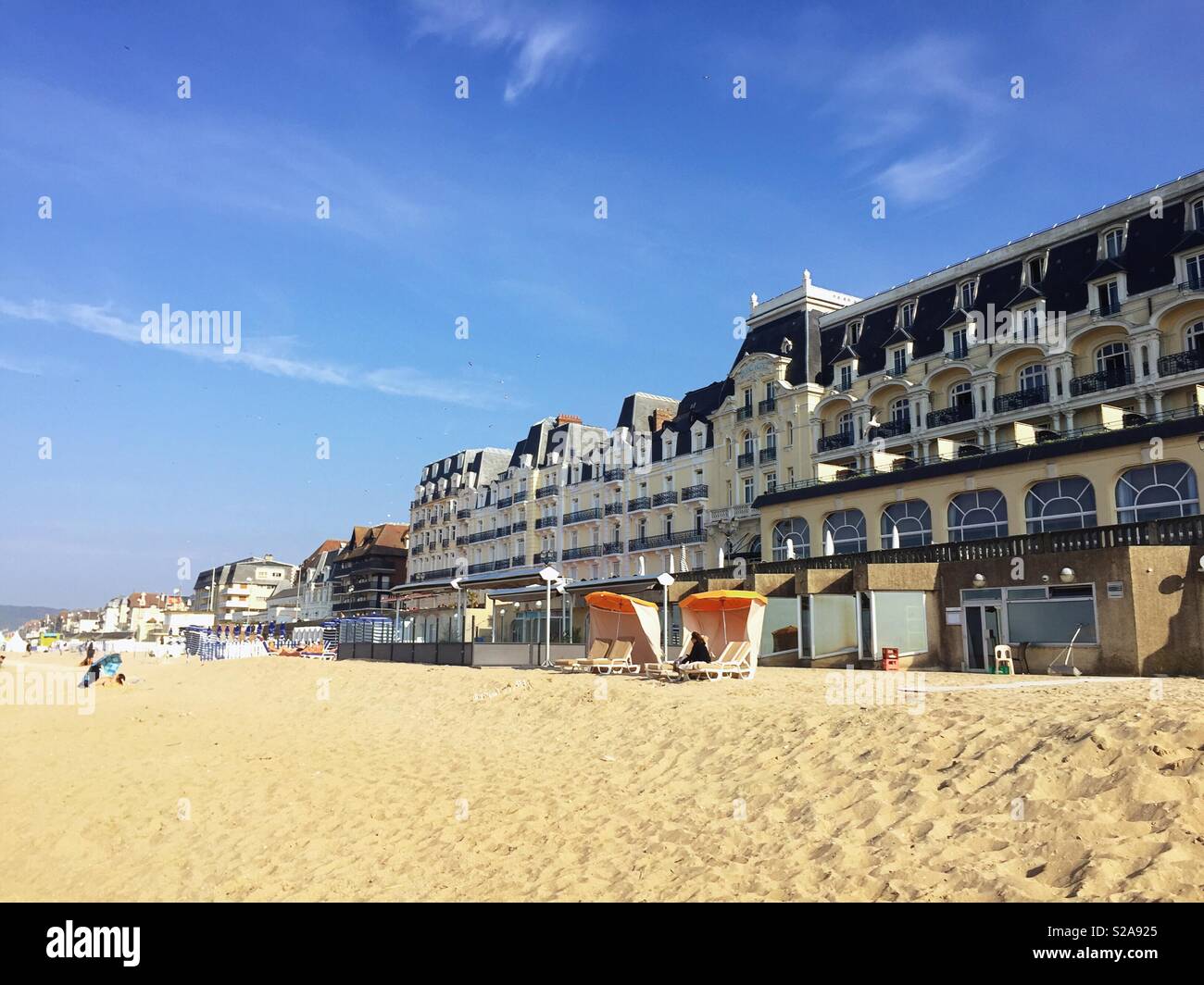 Grand Hotel und Strand in Cabourg, Normandie, Frankreich - Smartphone-aufgenommenes Stockfoto