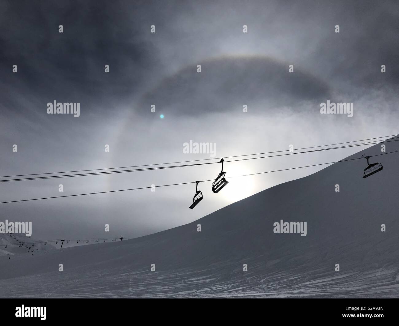 Halo Sonne über Skilift Stockfoto