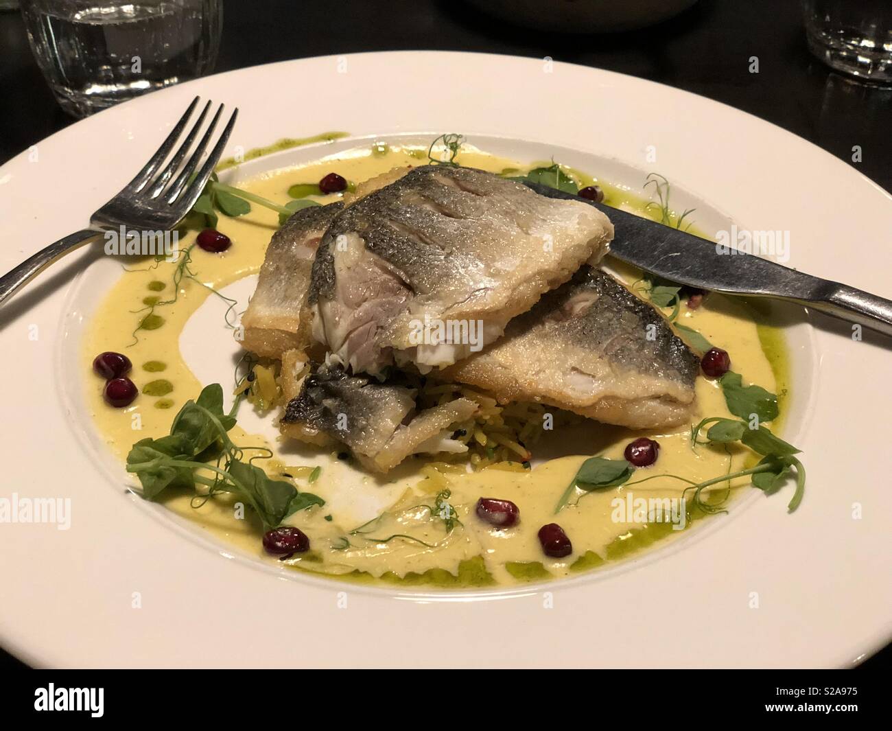 Fischgericht im Restaurant Stockfoto