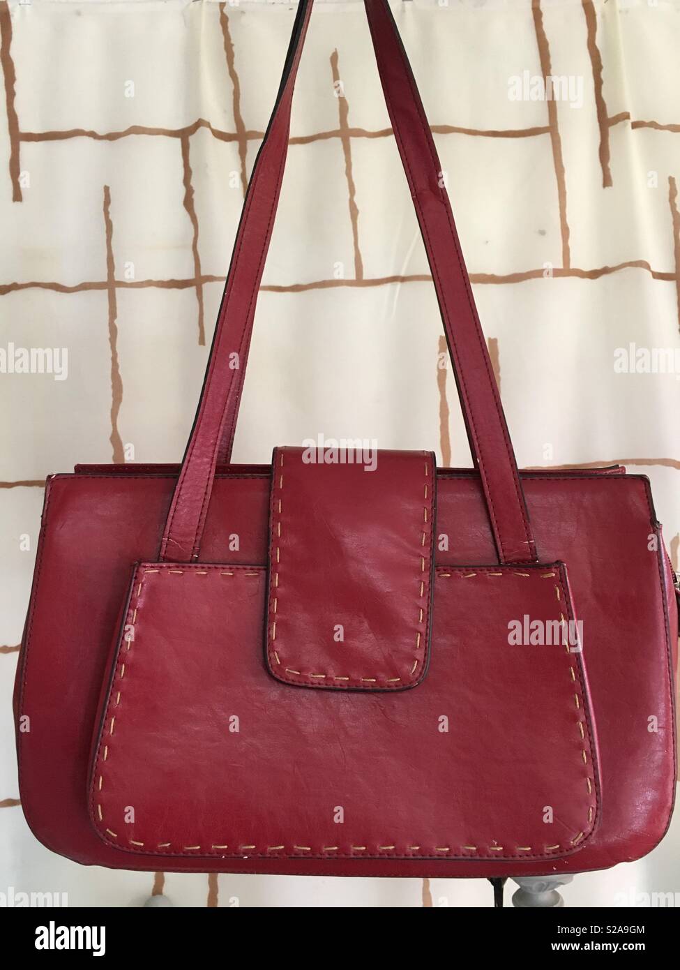 Vintage red Leder Tasche am lokalen Markt in Dorset England - Smartphone-aufgenommenes Stockfoto