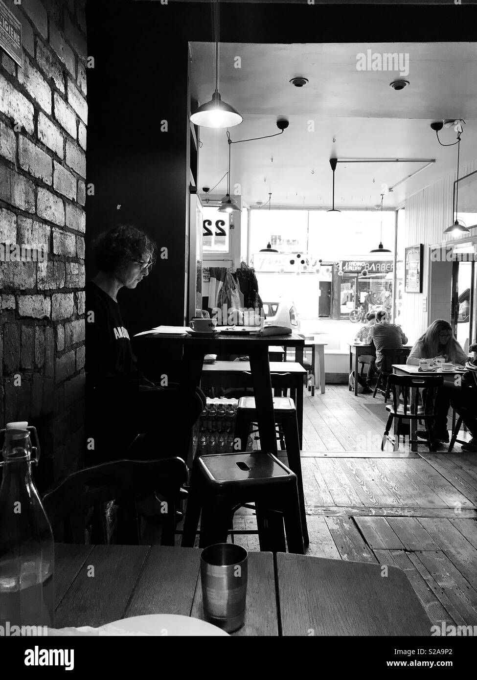 Frau in einem Cafe ein Buch lesen Stockfoto