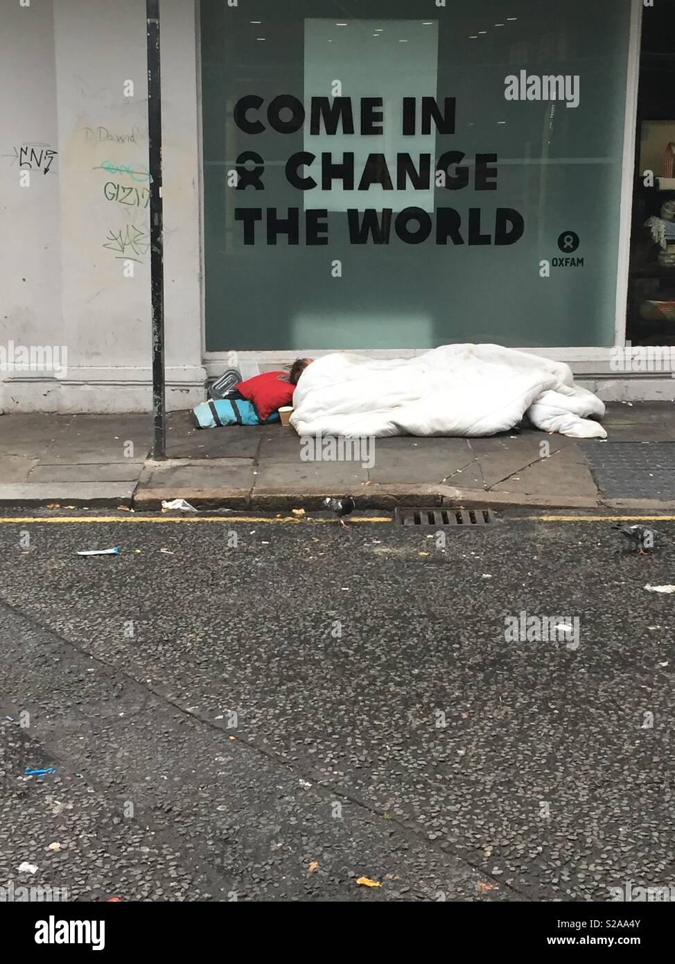 Rough sleeper außerhalb Oxfam Shop in Liverpool. Stockfoto