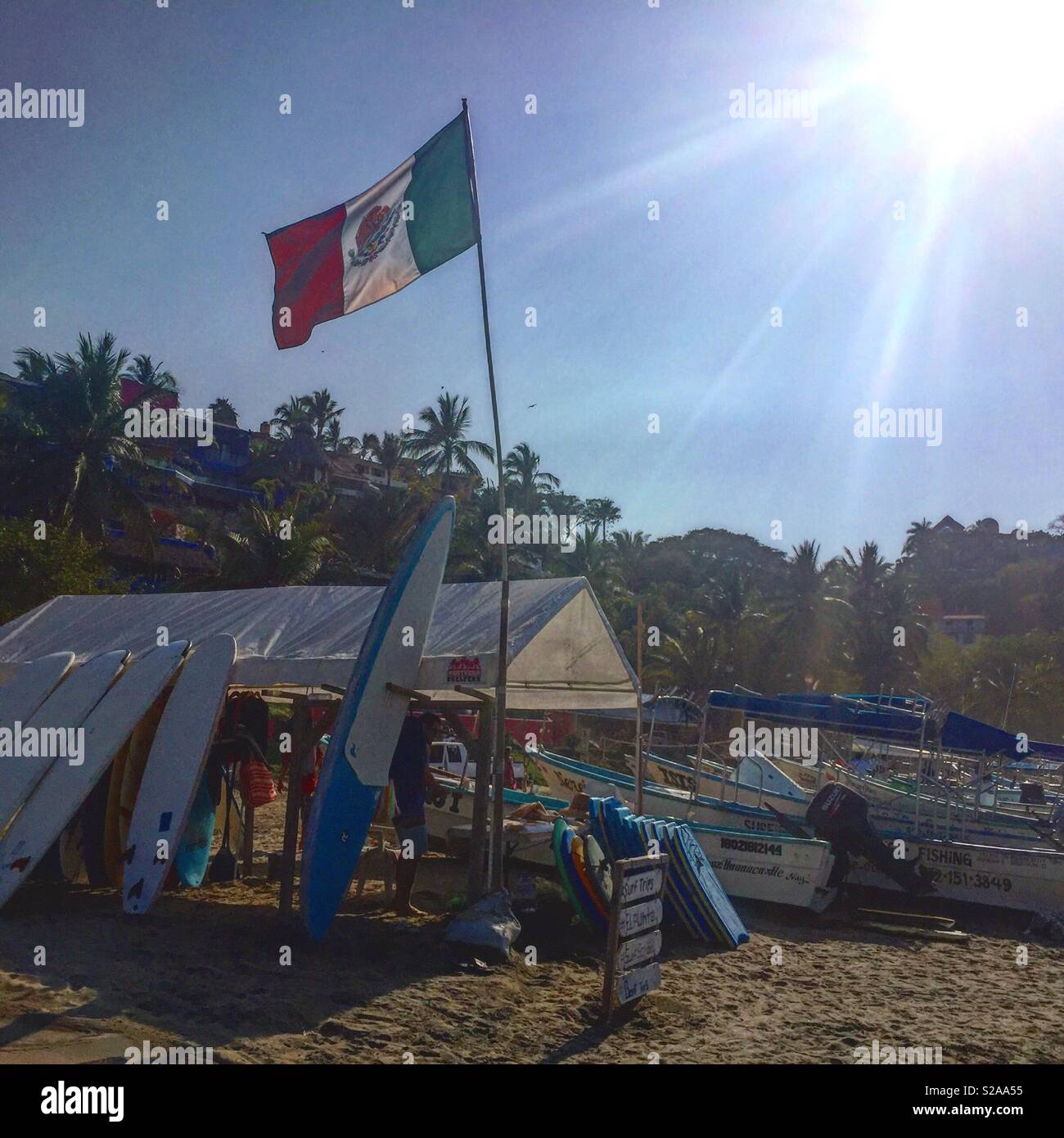 Surfbretter und eine mexikanische Flagge in Sayulita Mexiko Stockfoto