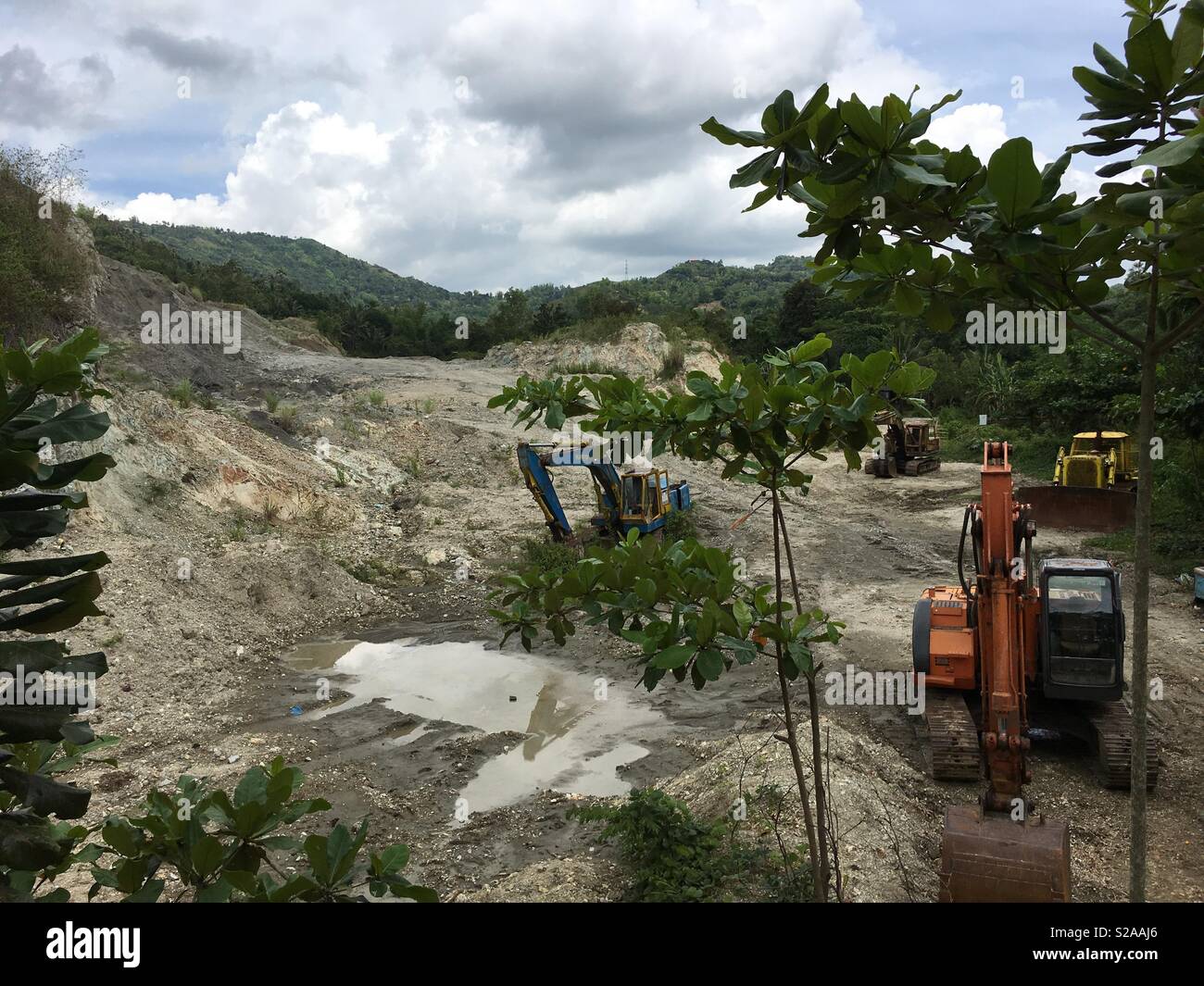 Steinbruch mit schweren Maschinen - Smartphone-aufgenommenes Stockfoto