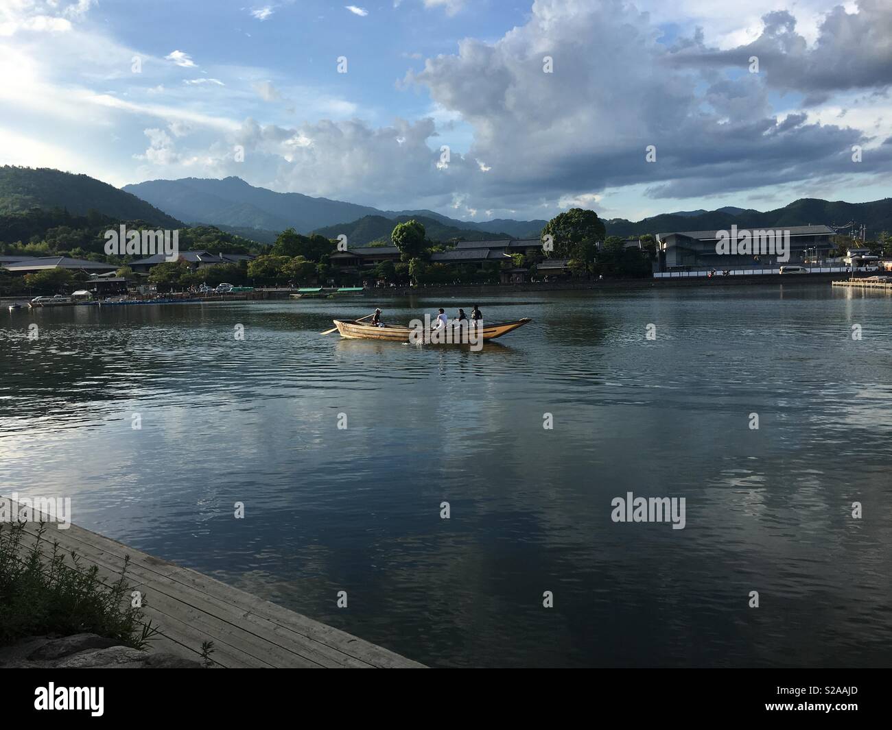 Männer rudern Ruderboot - Smartphone-aufgenommenes Stockfoto
