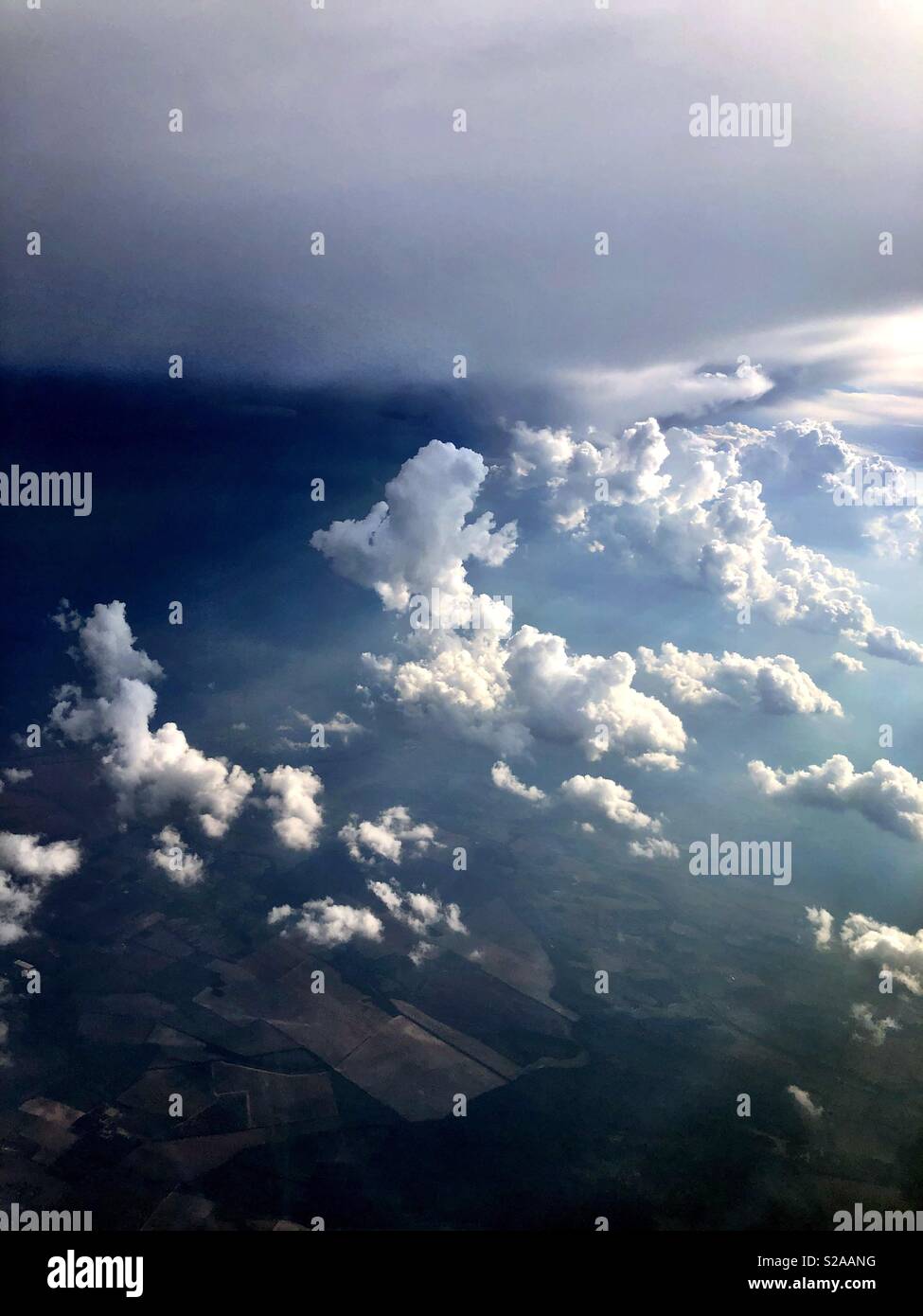 Ein Blick auf die Wolken als vom Flugzeug aus gesehen. Stockfoto