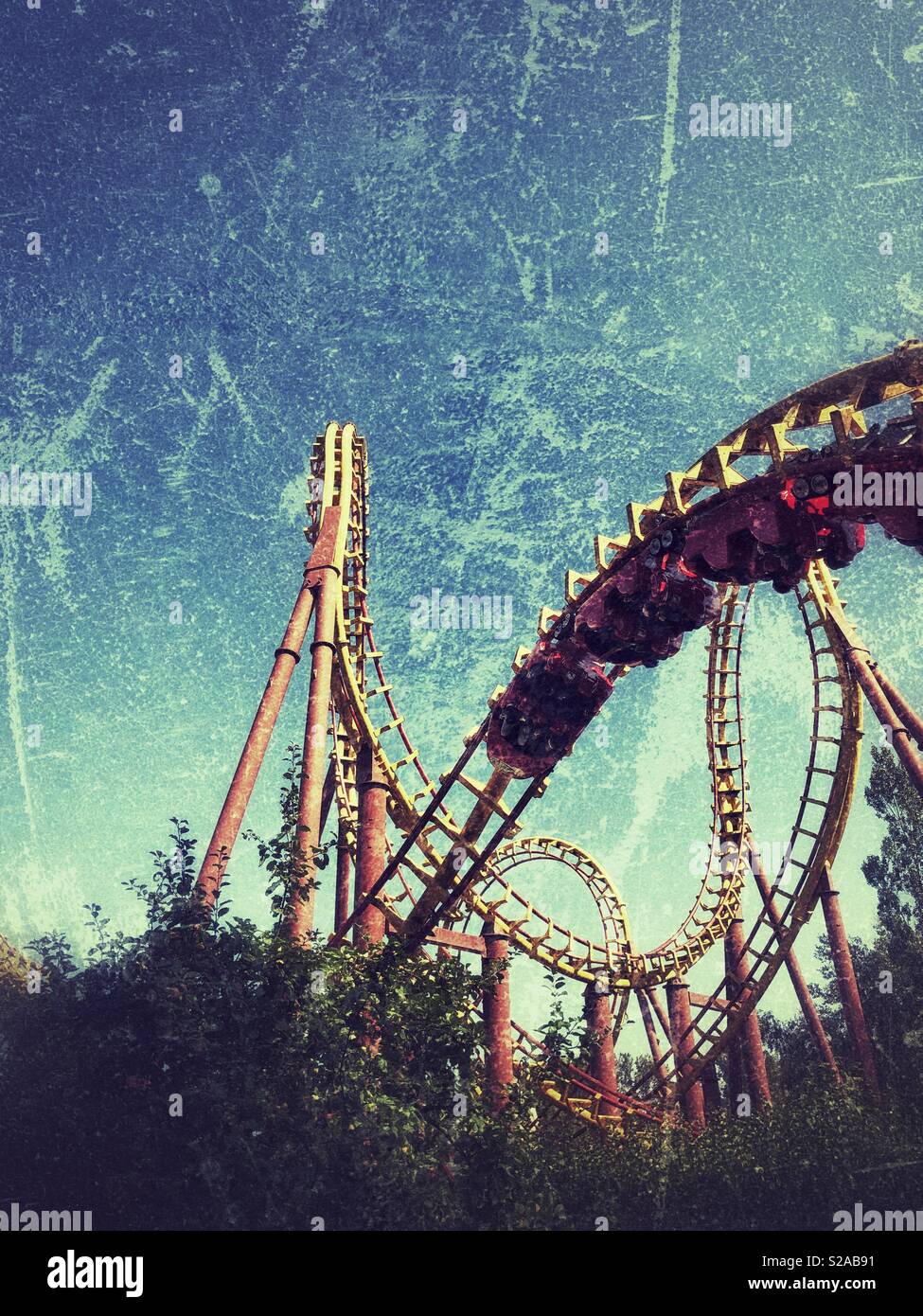 Spannend Achterbahn mit Kutschen auf den Kopf Stockfoto