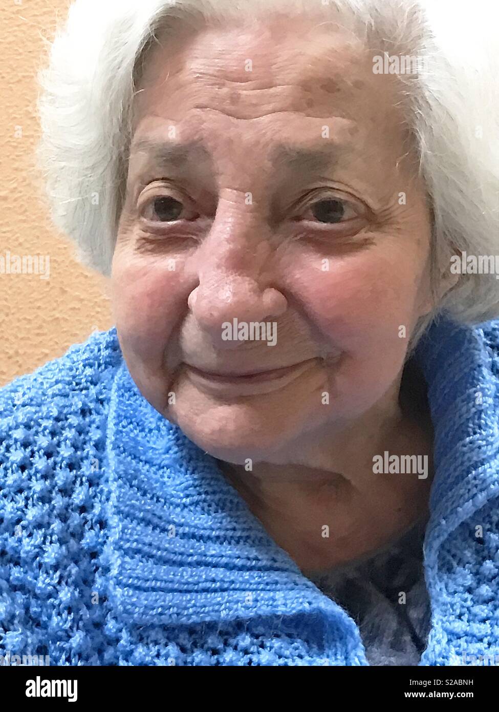 Schöne alte Dame lächelnd. Stockfoto