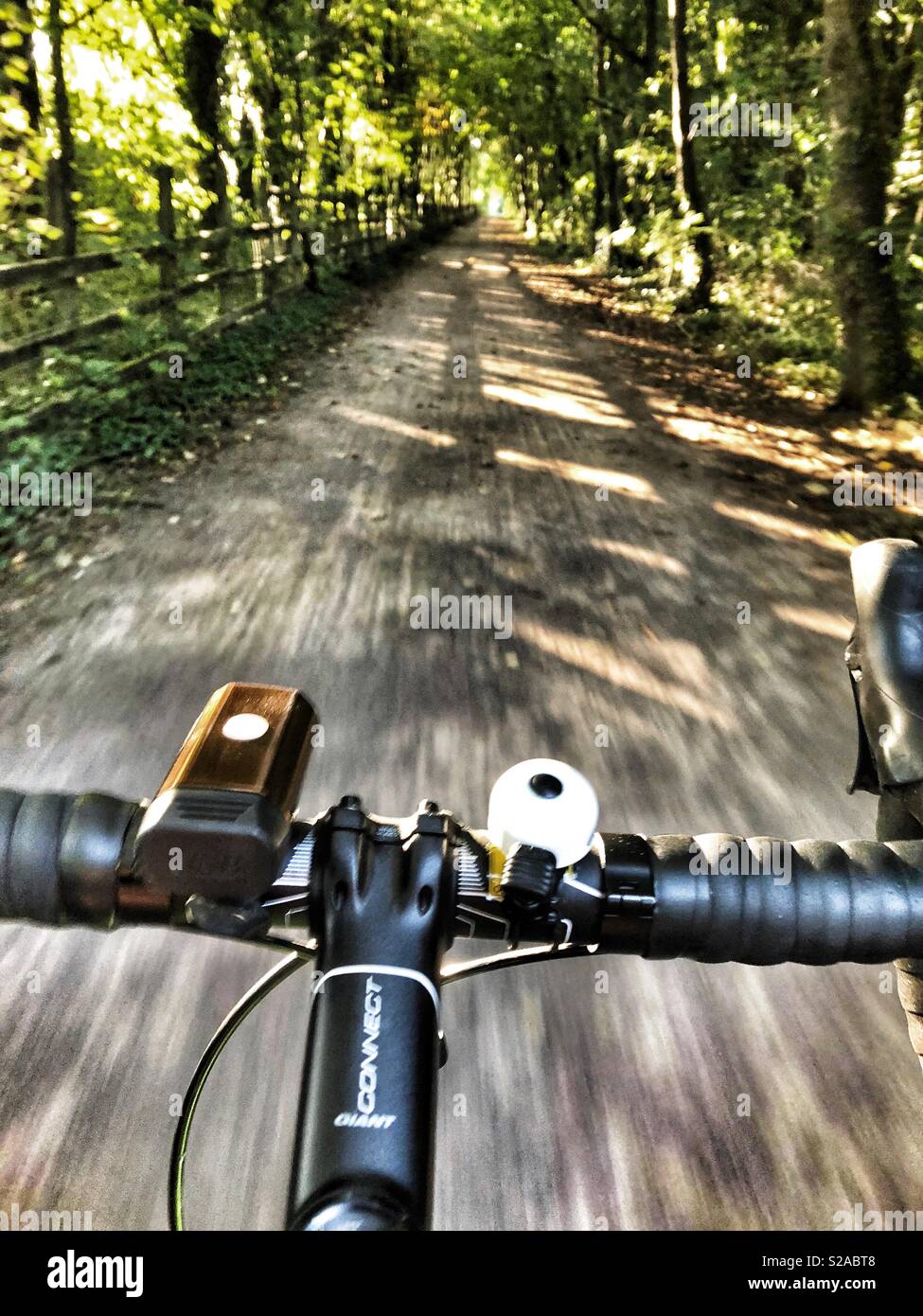Radfahren entlang der Ely Trail, Cardiff, Wales, auf einem September Morgen. - Smartphone-aufgenommenes Stockfoto