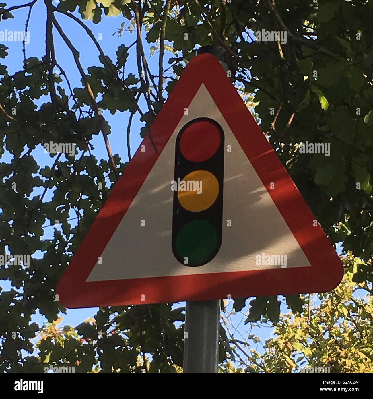 Rote Ampel dreieckigen Warnschild Stockfoto